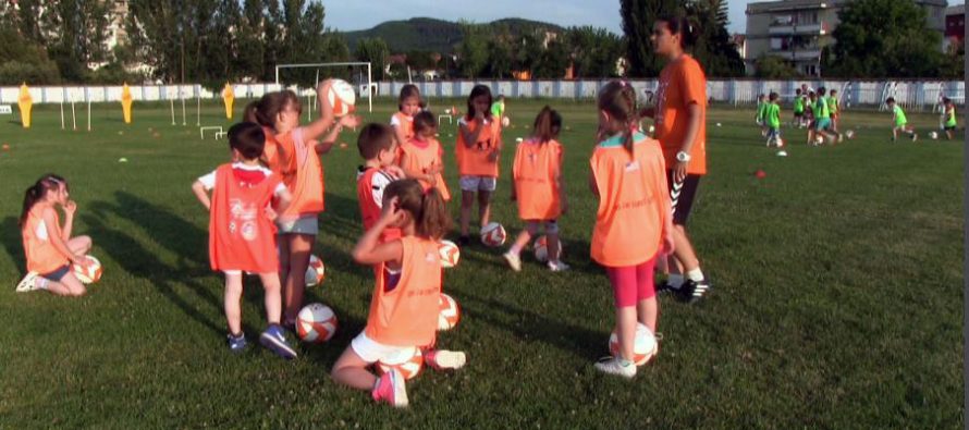 Prvi fudbalski korak knjaževačkih predškolaca (VIDEO)