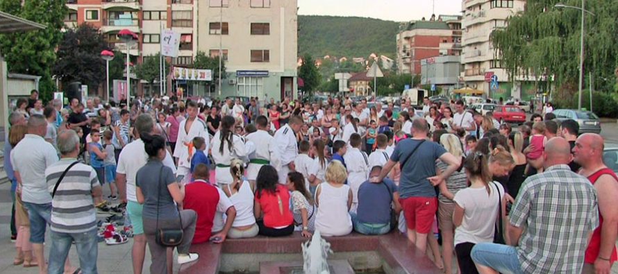 Sportski dan u Aleksincu okupio veliki broj sportista i sportskih klubova na gradskom trgu (VIDEO)