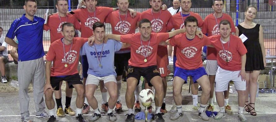 “Doktorima” pehar na sokobanjskom noćnom turniru u malom fudbalu (VIDEO)