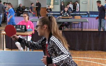 Aleksinački đaci na takmičenju u stonom tenisu (VIDEO)