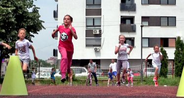Atletska staza u dvorištu OŠ Dušan Radović prepuna dece – “krivac” “Niški maraton” (VIDEO)