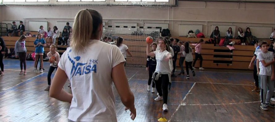 Prvotimke Naise se družile sa decom u OŠ Sveti Sava (VIDEO)