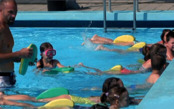 Najmlađi Babušničani raspust provode u školi plivanja (VIDEO)
