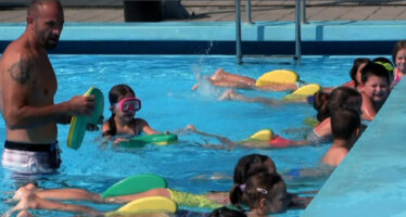 Najmlađi Babušničani raspust provode u školi plivanja (VIDEO)